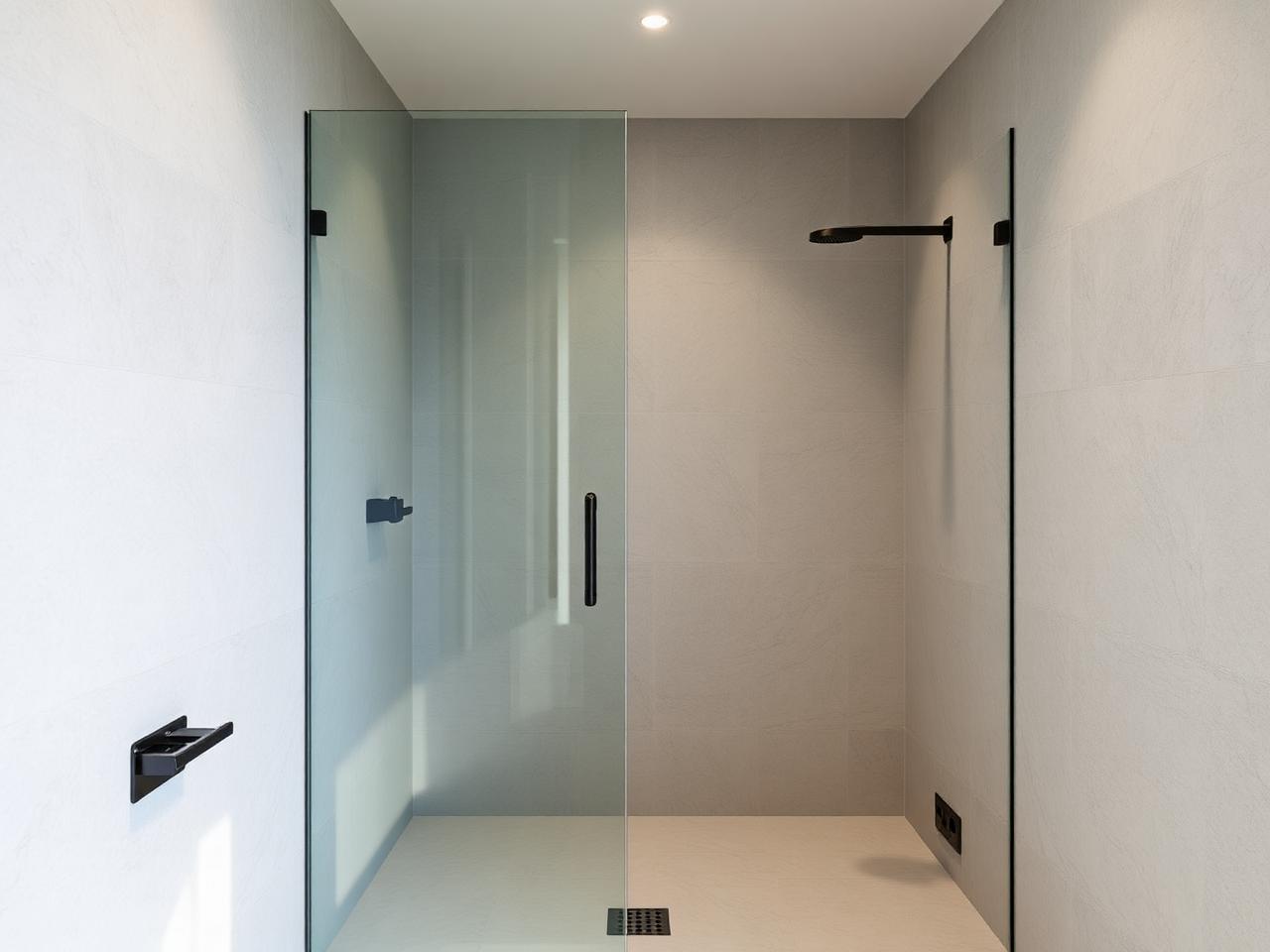 Douche à l'italienne minimaliste